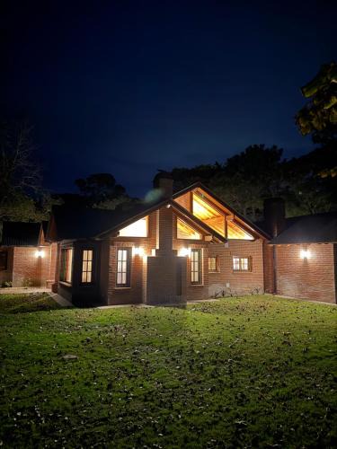 Carilo House | Casa Chalet Encuentros 1998 UBICADA A 1 CUADRA DEL MAR