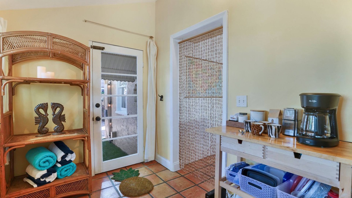 Southside House | Casa Cielo Walk to Intracoastal & Antique Shops