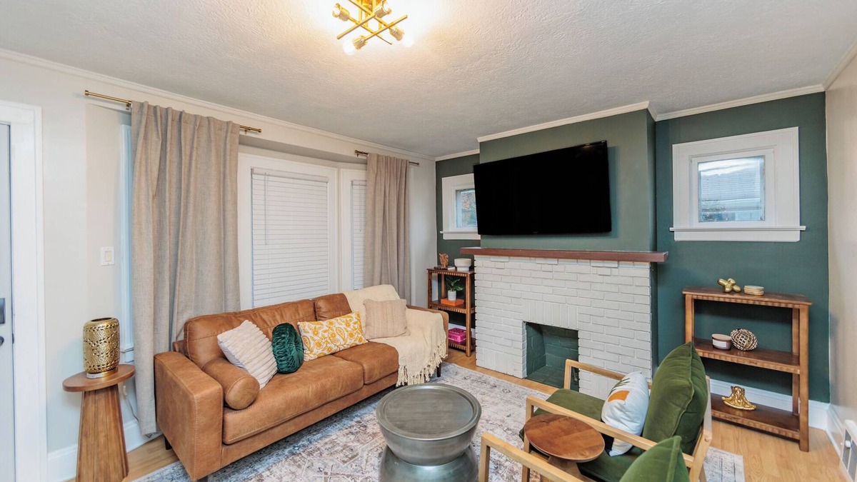 Cleveland House | Casa CLE clean updated 2 bedrm home West Cleveland, pet friendly, fenced in yard