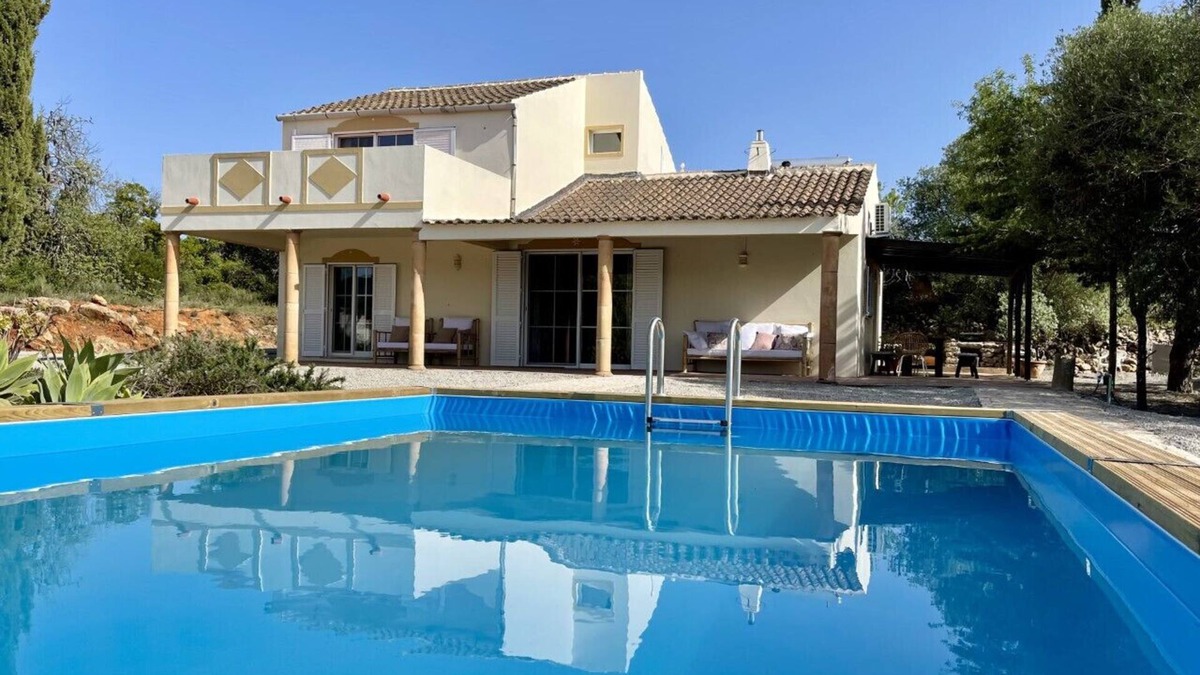 Olhao Villa | Casa Colinas Roxas is about 20 minutes drive from the old,cosy harbour town Faro