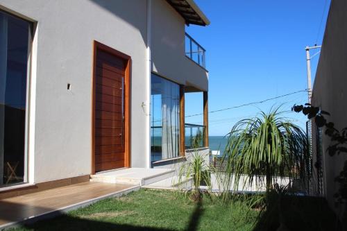 Iriri House | Casa com mezanino, de frente para o mar