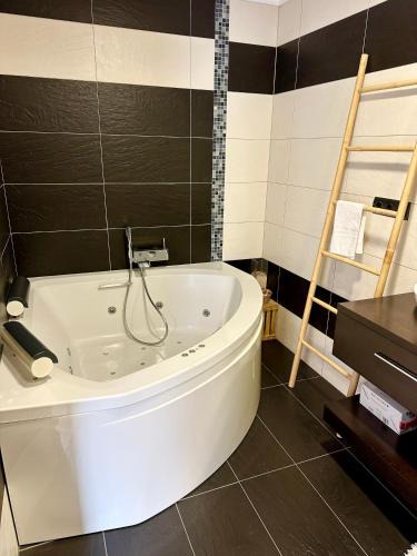 Corbera House | Casa con jacuzzi y piscina con vistas al castillo