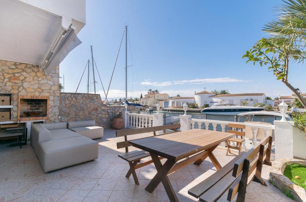 Pedrinya House | Casa con vista al canal