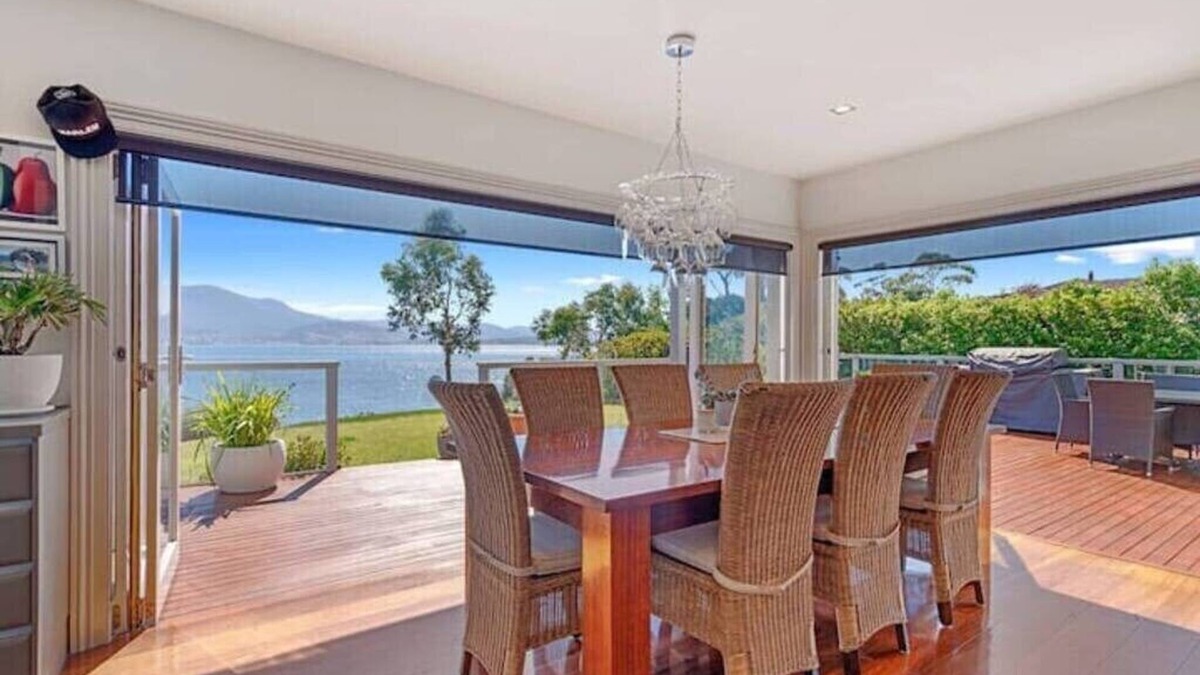Tranmere House | "Casa Con Vista" Luxury Waterfront Home Sleeps 10.