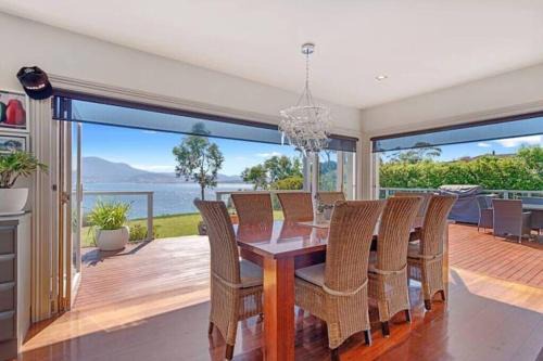 Tranmere House | Casa Con Vista Luxury Waterfront Home, Sleeps 10
