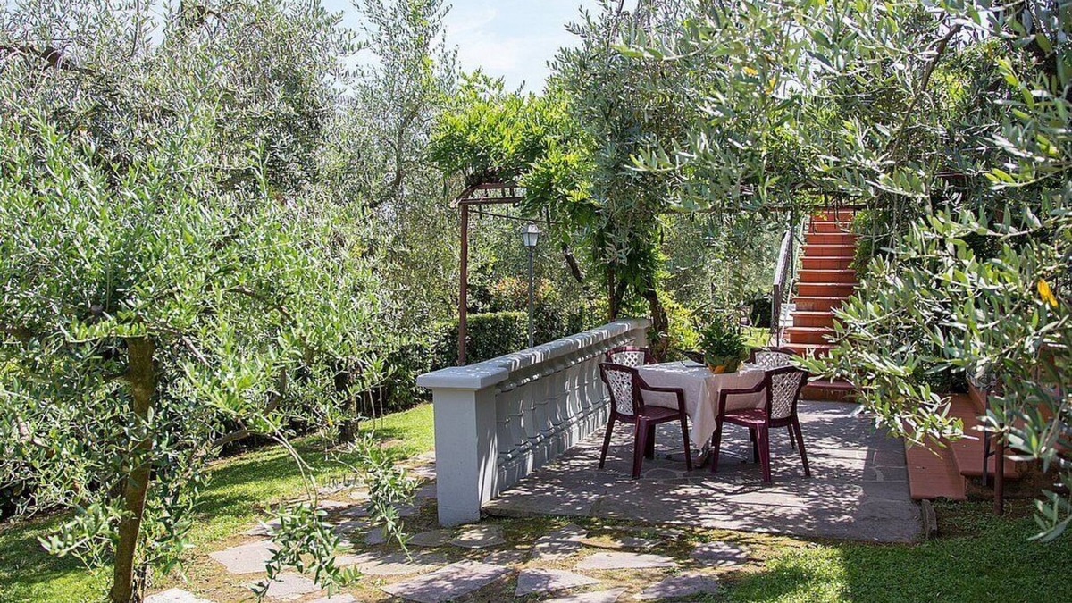 Massa e Cozzile House | Casa Concerto A: A graceful apartment located on top of a small hill, with Free WI-FI.
