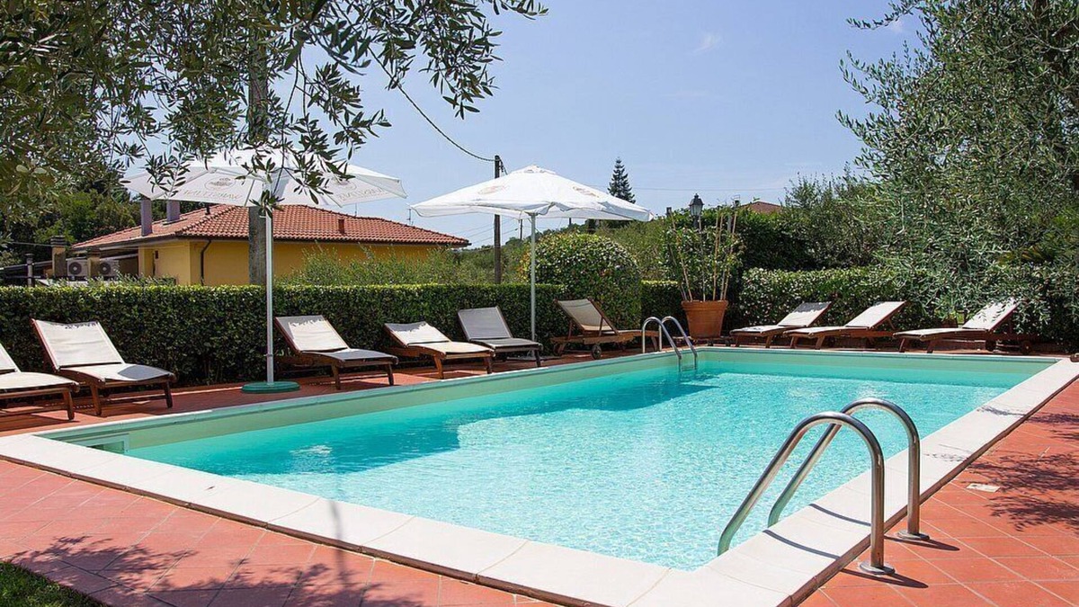 Massa e Cozzile House | Casa Concerto B: A graceful apartment located on top of a small hill, with Free WI-FI.