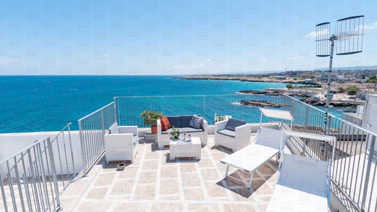 Centro Storico Apartment | Casa Conchiglia: Authentic Seafront Apartment