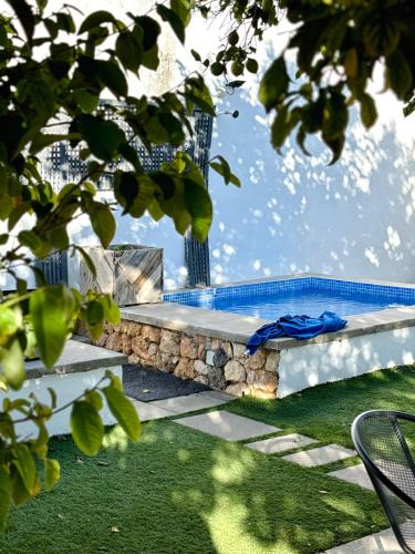 Estombar House | Casa da Artista - Stylish House with Plunge Pool and Lush Garden close to Beach