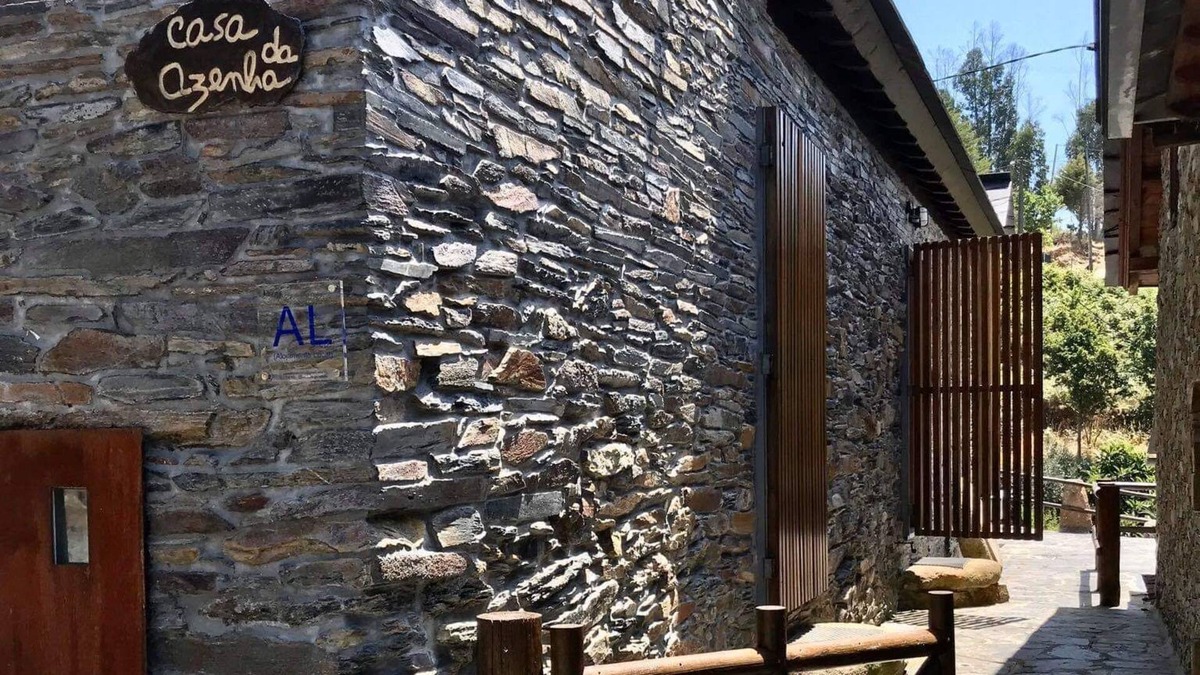 Alvarenga House | Casa da Azenha - River bank house in magical little village Paradinha