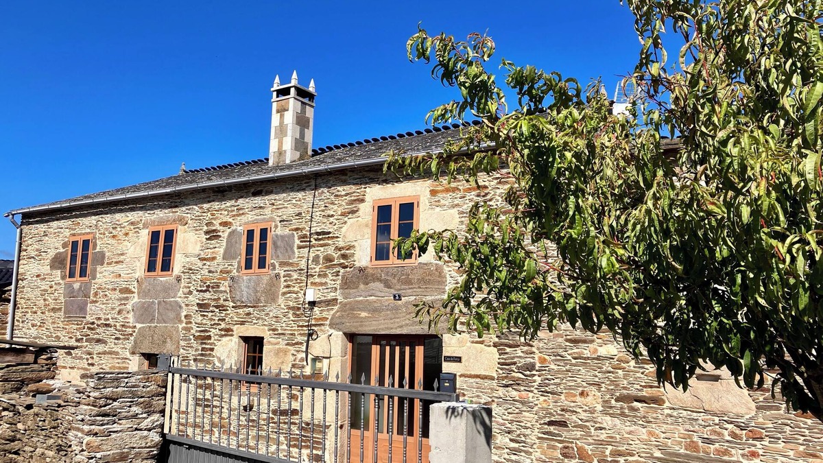 Portomarin House | Casa da Forxa is a renovated former forge/smithy in lovely hamlet setting.