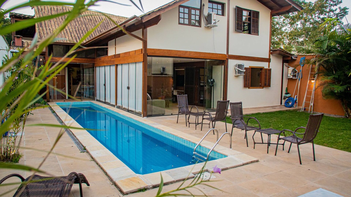 Paraty House | Casa da Raia with 8 air-conditioned suites and swimming pool for up to 27 people