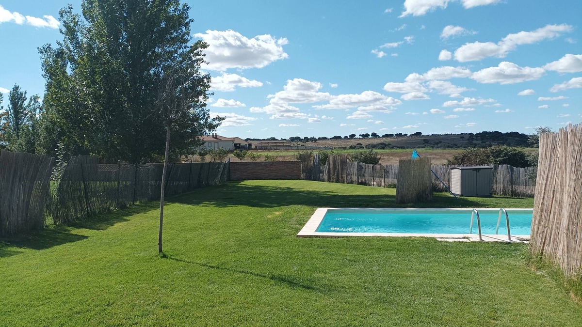 Almenara de Tormes House | Casa de Campo Olmo, wifi, pool and garden 17 km. of Salamanca