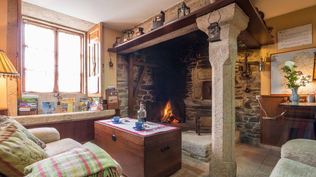Cabana de Bergantinos House | Casa de Verdes rural tourism is an old farmhouse restored.
