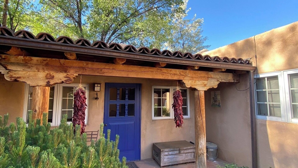 Taos House | Casa De Flores: Charming Restored Adobe on Historic Ledoux