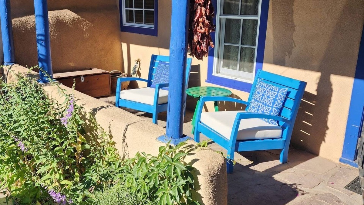 Taos House | Casa de Flores Navajo Casita: Lovingly restored old adobe on Ledoux St