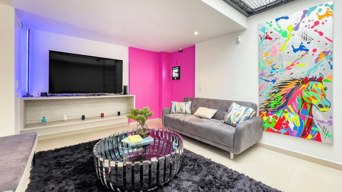 Calle 100 House | ♛Casa de Heroes. Artsy & Authentic nearby Zona T♛n