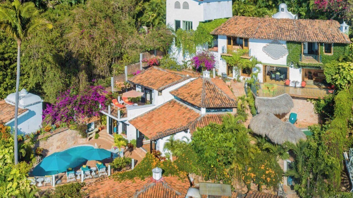 Conchas Chinas House | Casa de la Hoja: Private and Quiet 3 BR/4BA Home in Exclusive Conchas Chinas