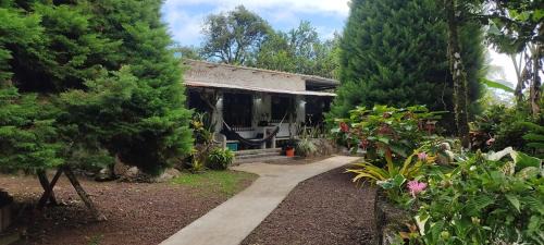 San Cristobal House | Casa de los Cypress - A 6 km de la Playa - Jardín, Wi-Fi, AC & BBQ - Para 1-4 Personas