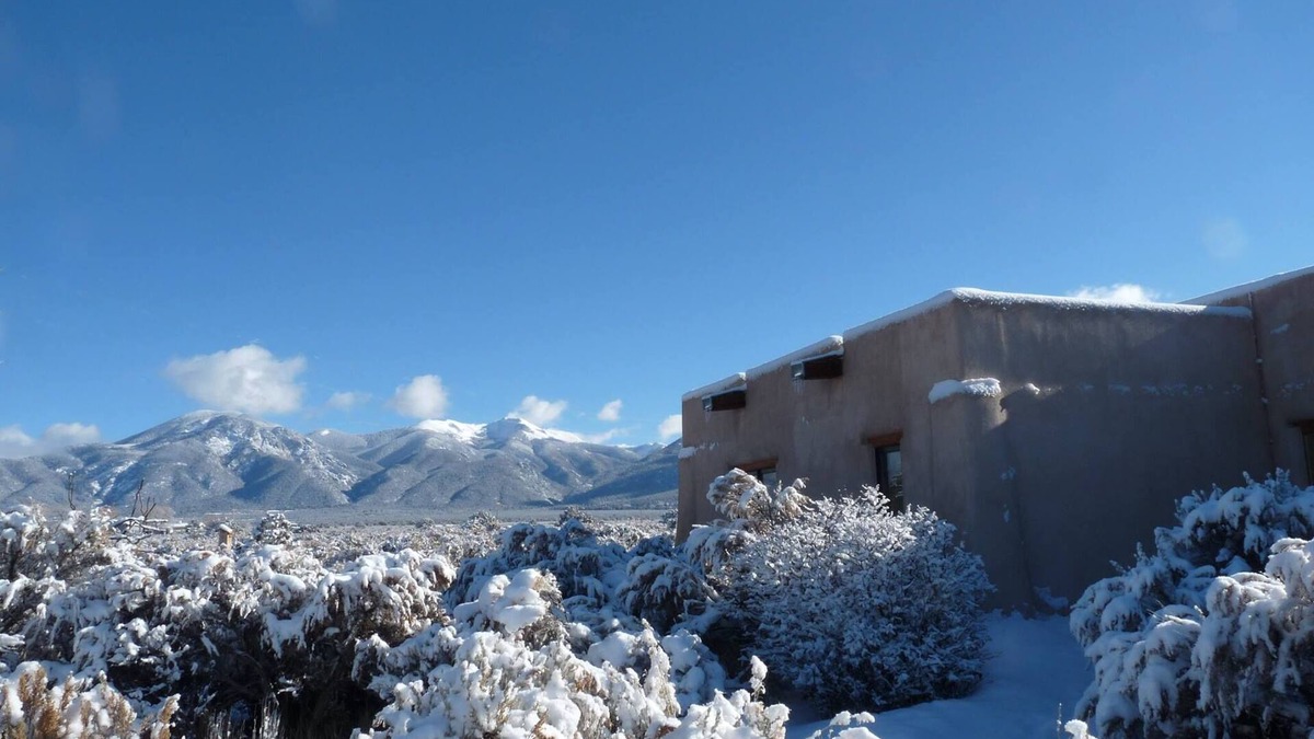 El Prado House | Casa De Luz 1.3 Acre Privacy Fenced/Gated Mountain Views Spa & Fiber Optic WiFi