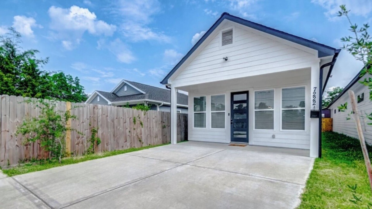 Houston House | Casa de Nopales! Modern Mexican House with King Size Bed—10 mins from downtown!