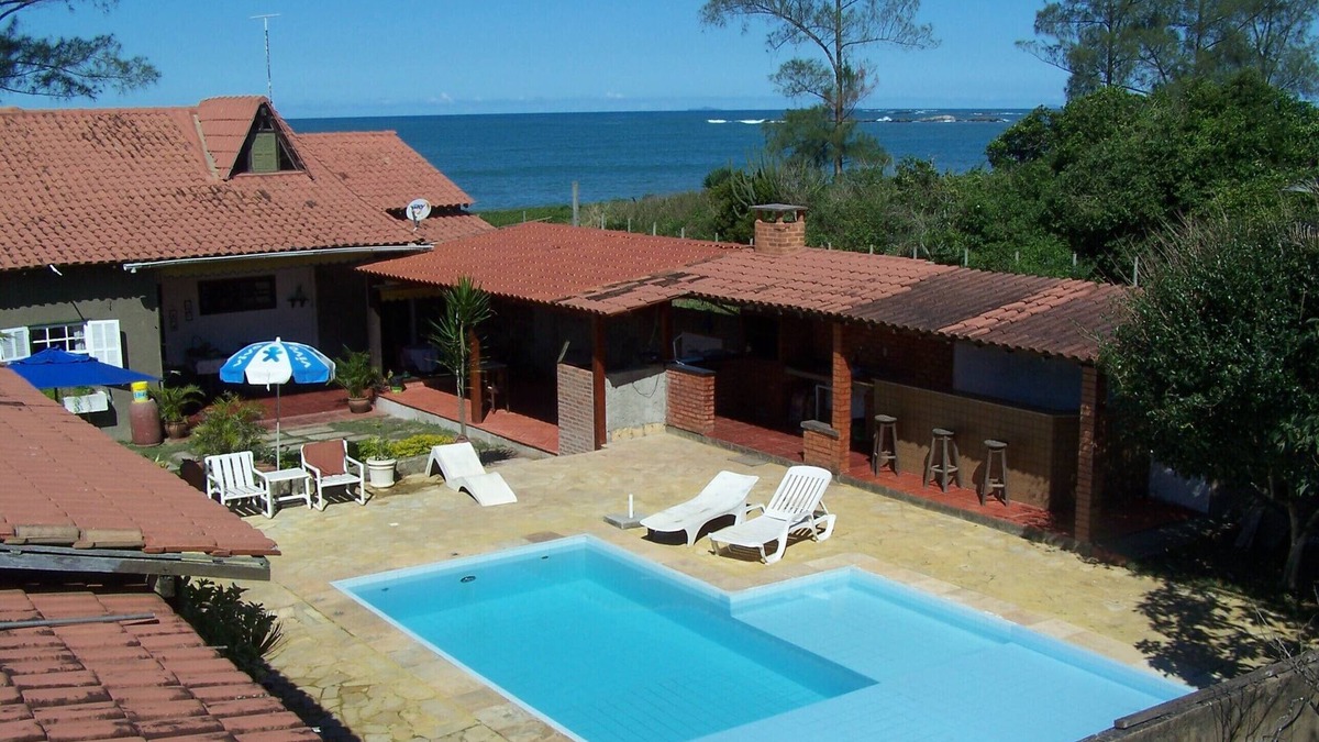 Rio das Ostras House | Casa de Seis Suítes, um Quarto e Duas Salas. Paraíso na Beira do mar