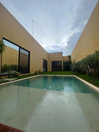 Conkal House | casa de una planta con alberca