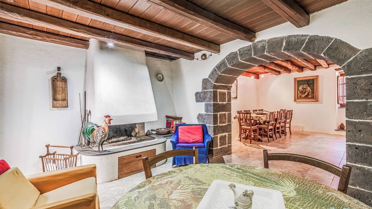 Seneghe House | Casa de Vila Bastante Renovada, com Terraço e Dois Banheiros