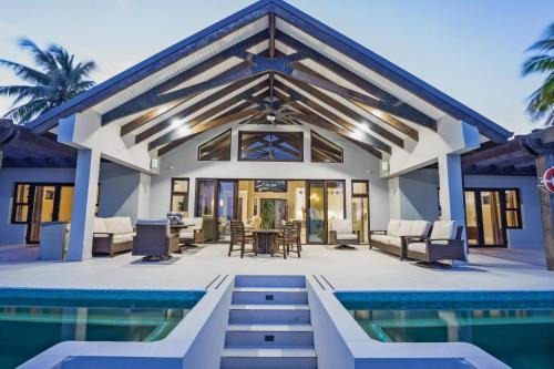 Cocoplum Villa | Casa de Wilson - 5 Bedroom Beachfront Villa