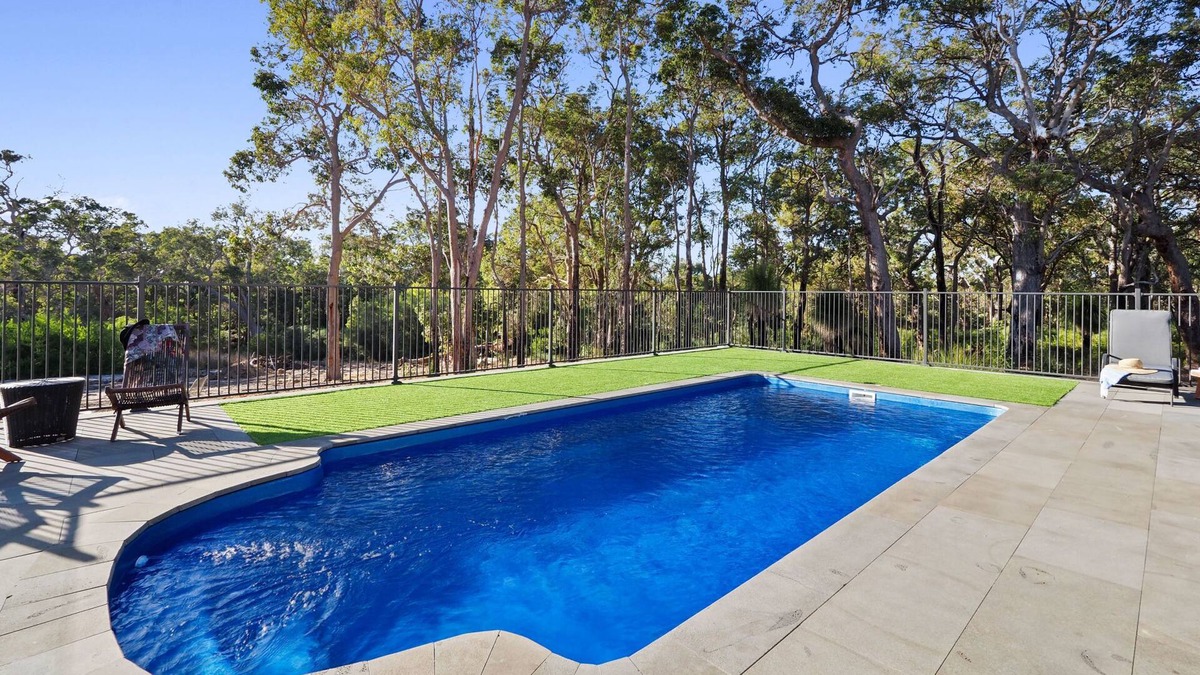 Quedjinup House | Casa Dee - Rural Family Retreat. Heated pool. 5 mins from Dunsborough Town/Beach