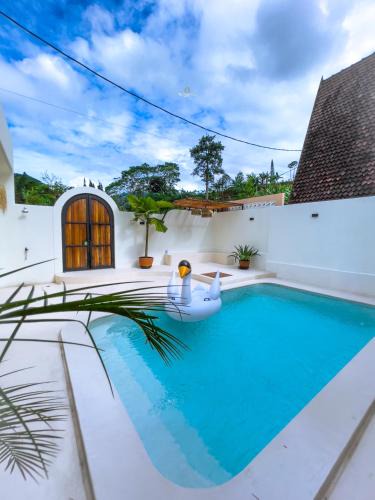 Megamendung Villa | Casa Del La Luna by Nginapsini