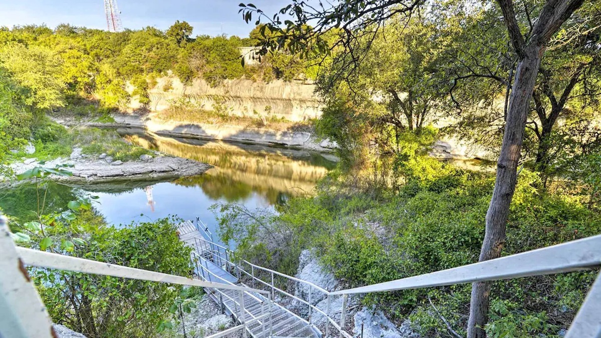 Clifton House | Casa del Lago! Lakefront Retreat with Semi-Private Cove, Deck, and Firepit - Ideal for R&R!