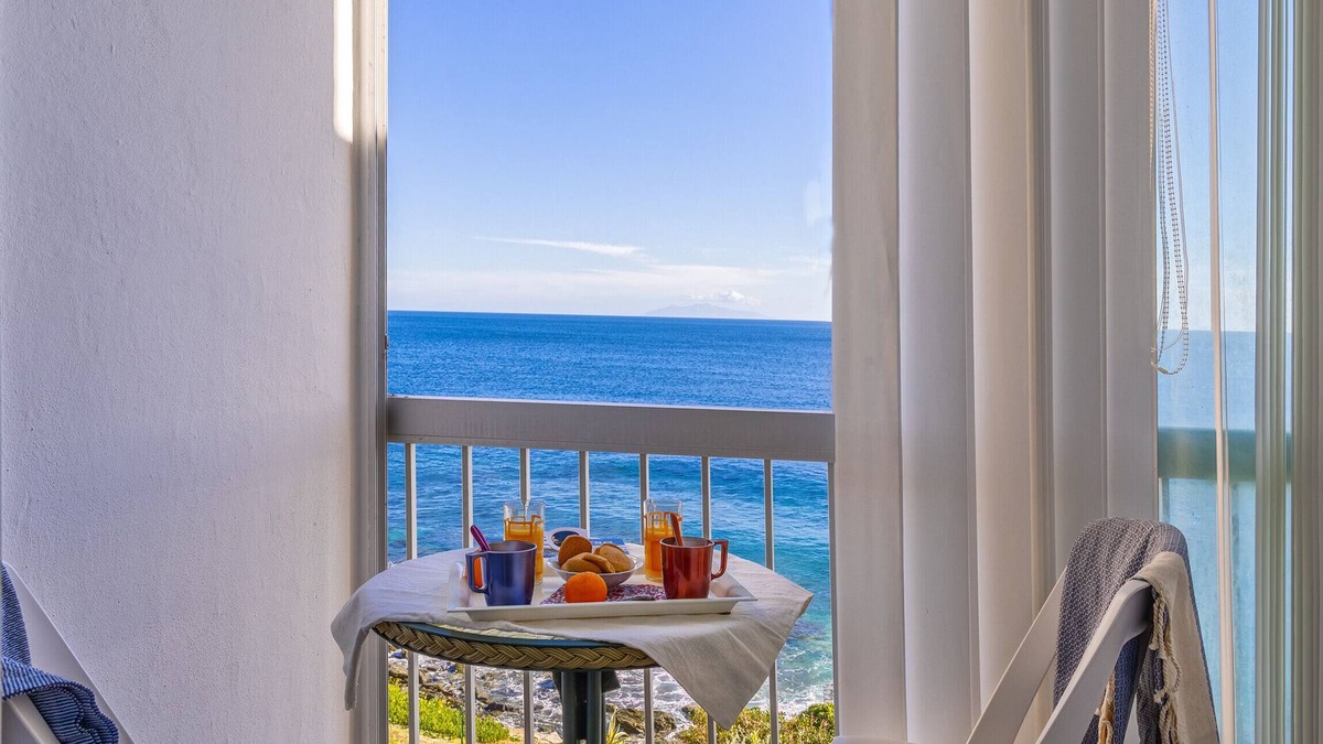 Ville-di-Pietrabugno Apartment | Casa Del Mare, apartment with sea view, feet in the water
