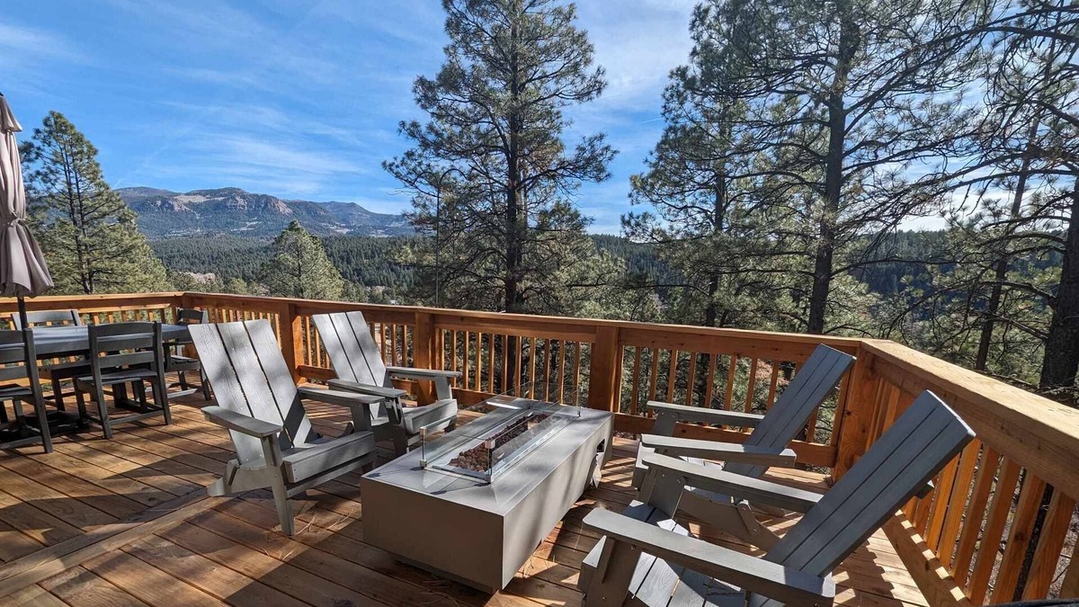 San Juan River Village House | Casa Del Oso: Hot Tub, Game Room with Arcade, 2 Decks, Near Wolf Creek, Beautiful Mountain Views!