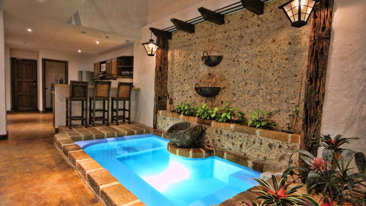 La Florida Apartment | Casa del Reloj OASIS-Luxury, Waterfall, Jacuzzi, Penthouse Suite, 1616 Sq Feet.