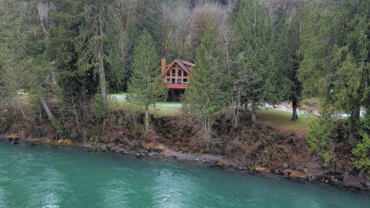 Concrete House | Casa del Rio-private home on Skagit river-North Cascade NationalPark-Diablo lake