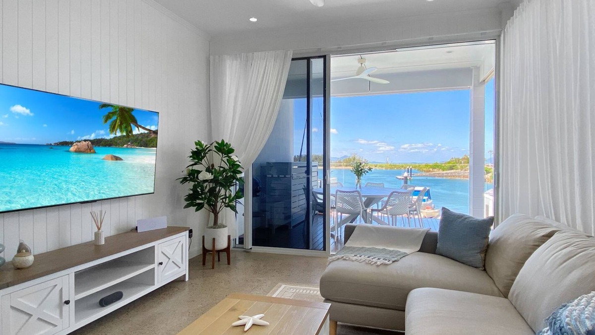 Nelly Bay House | Casa del Sol – A spacious tropical retreat with stunning water and mountain views