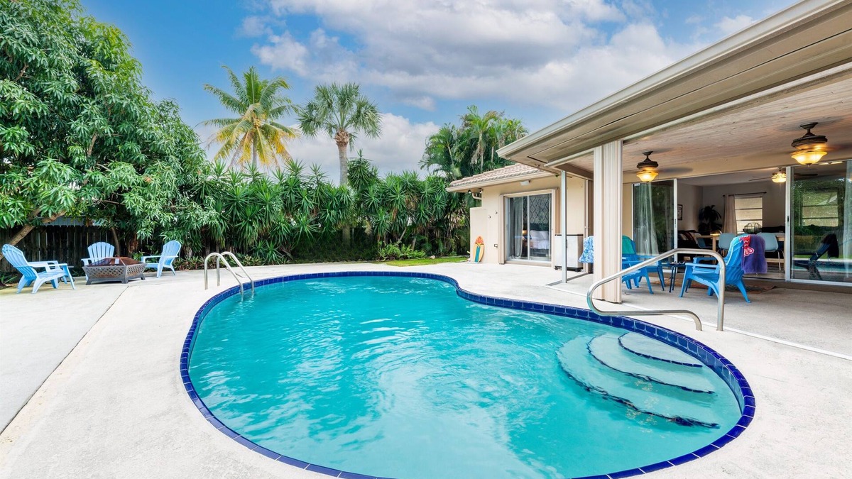South Palm Park Neighborhood Association House | Casa Del Sol Pool Bungalow | Sleeps 8 | Near Beach