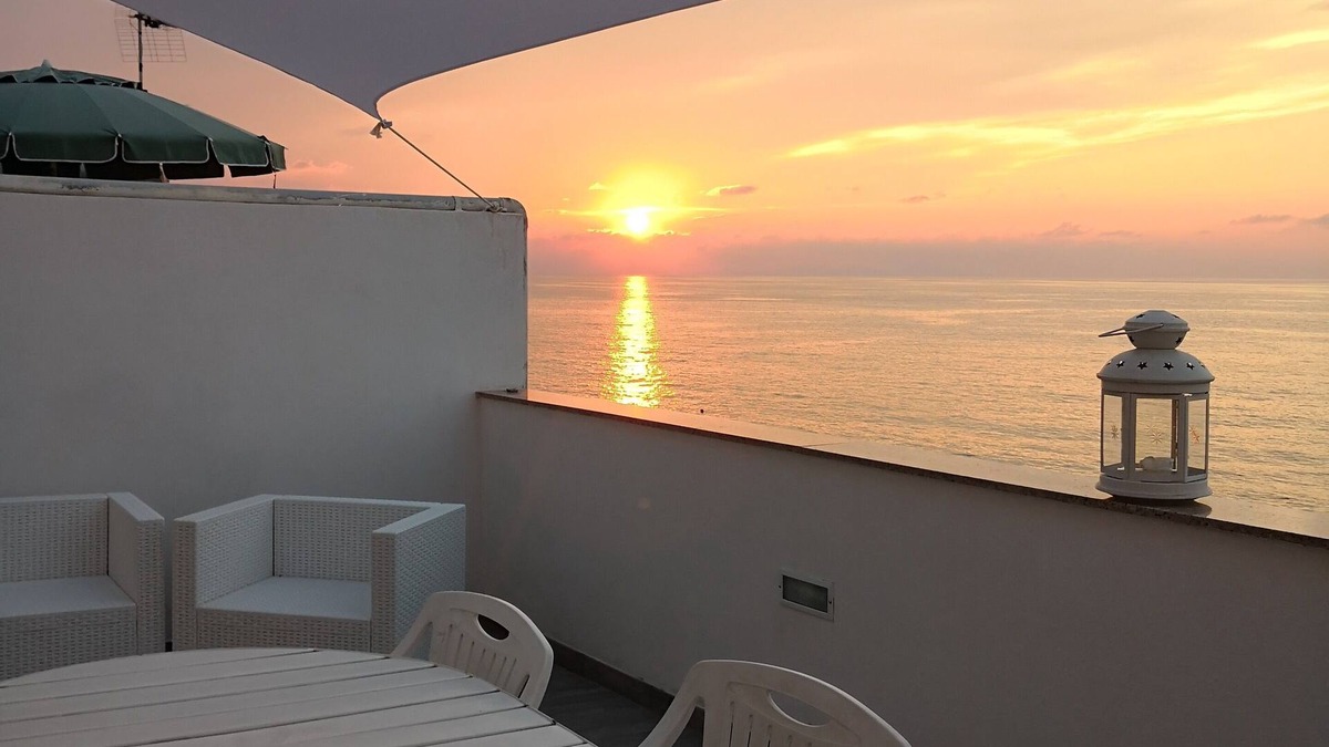 Acquarone House | Casa delle Rondini with garden and terrace overlooking the sea