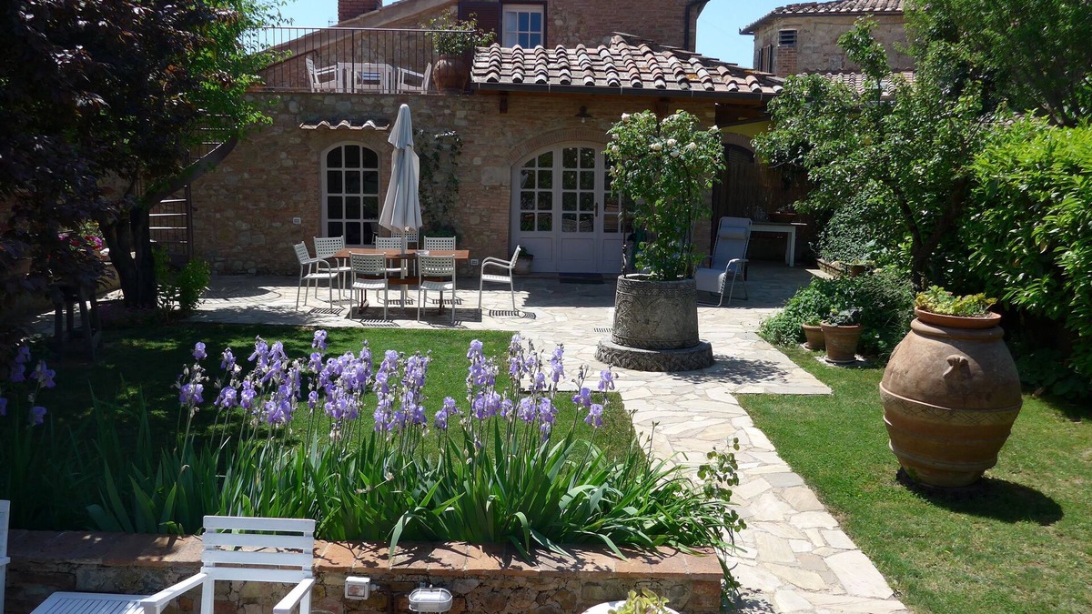Belforte Villa | "Casa di Leo" Bright And Romantic House Surrounded by Medieval Walls and Pool