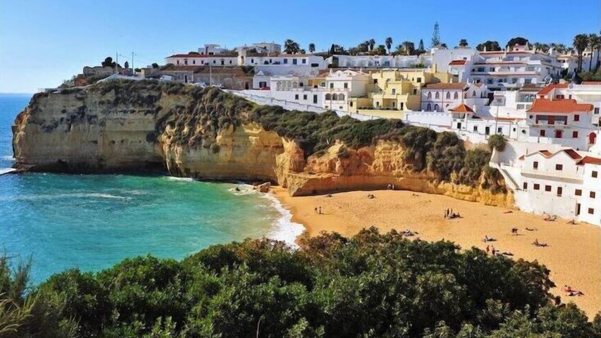 Carvoeiro Boat Rental | Casa do Alto Comfortable holiday residence