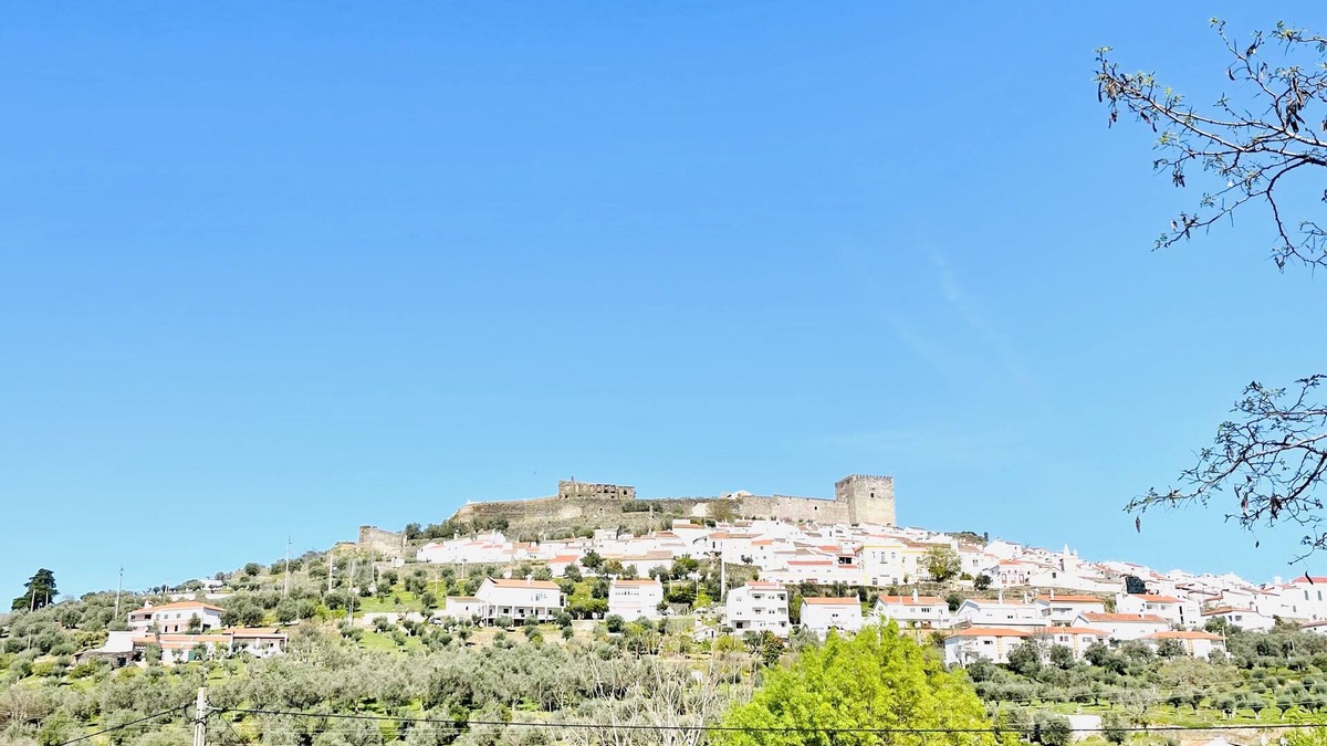 Castelo de Vide Villa | Casa do Martinho (Front View to the Castle)