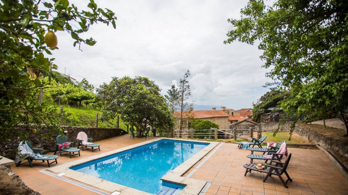 Valenca Villa | "Casa do moinho" garden, pool and barbecue.