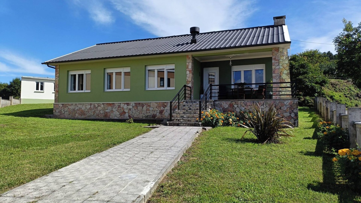Porto de Espasante Ski Chalet | Casa do Olmo Villa with farm in an urban environment. Close to beaches.