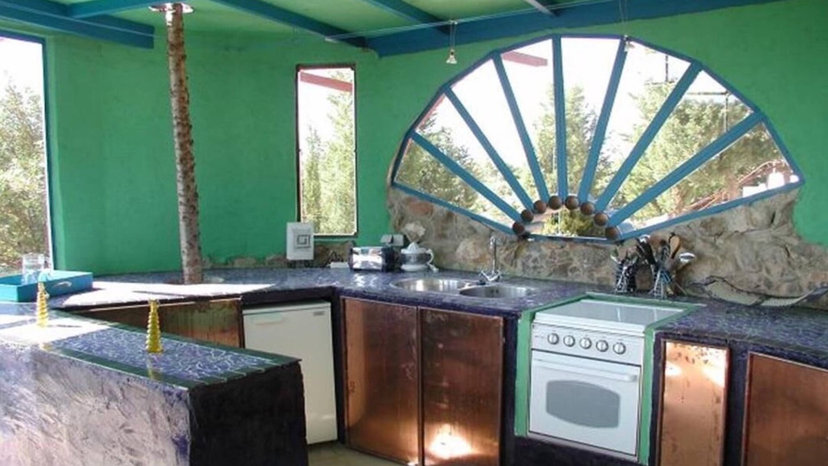 Fonte do Bispo House | Casa do Teatro colourful, Holiday home, pool, WiFi, TV, air-cond., near the sea