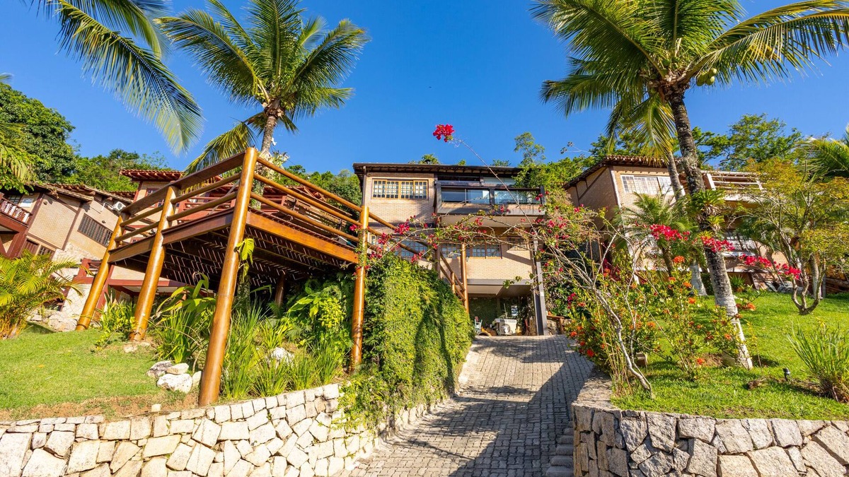 Centro Comercial House | Casa em Condomínio em Ilhabela com Piscina e Vista Para o mar