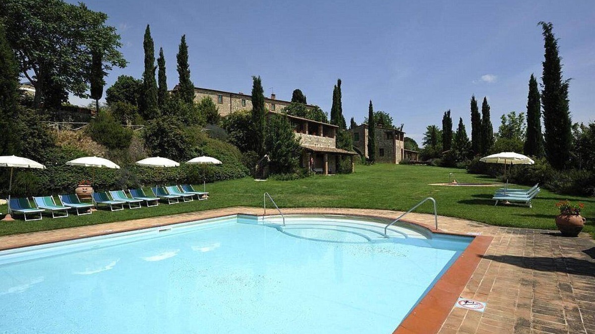 Santarello House | Casa Emide D: A graceful apartment in a history-rich eighteenth-century estate, with Free WI-FI.