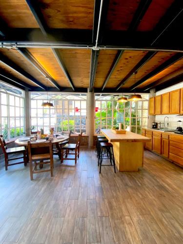 Tepoztlan House | Casa Encino con alberca climatizada en Tepoztlán