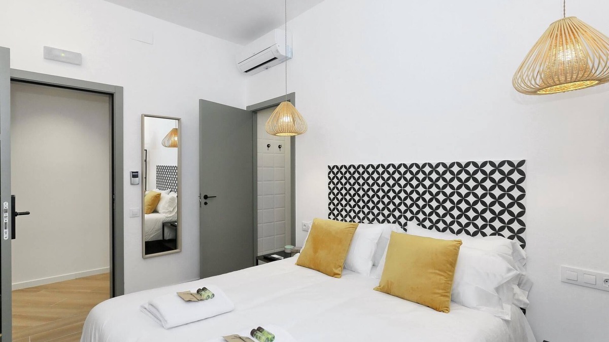 Collblanc y La Torrassa Hotel | Casa Nanit Hostal habitacion 1
