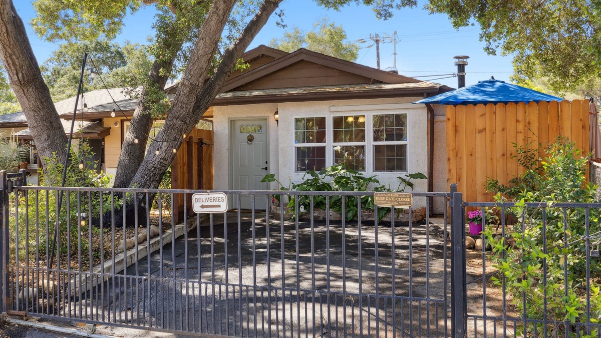 Mira Monte Apartment | Casa Esquina: Cozy Studio in the Ojai Valley's “Mo Town”